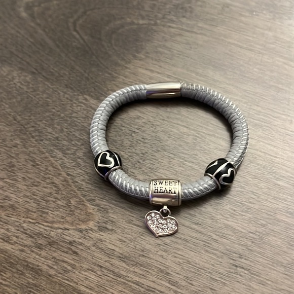 Brighton jewelry box and seven bracelets with various charms - Picture 2 of 11